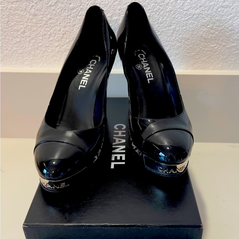 CHANEL PUMPS Black Patent women’s pre owned pumps 40 1/2 runs small more like 40